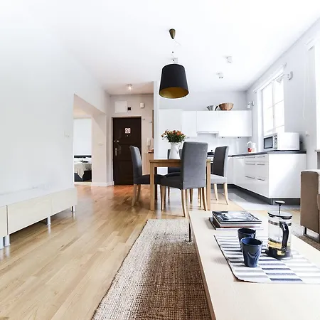 Spacious In The Old Town Apartment *